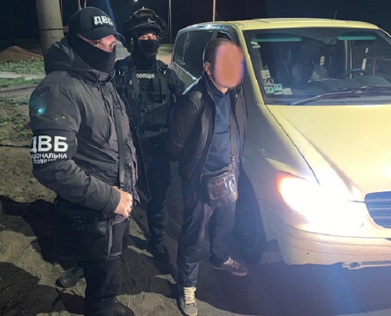 Под Днепром задержали группу торговцев оружием во главе с бывшим полицейским 