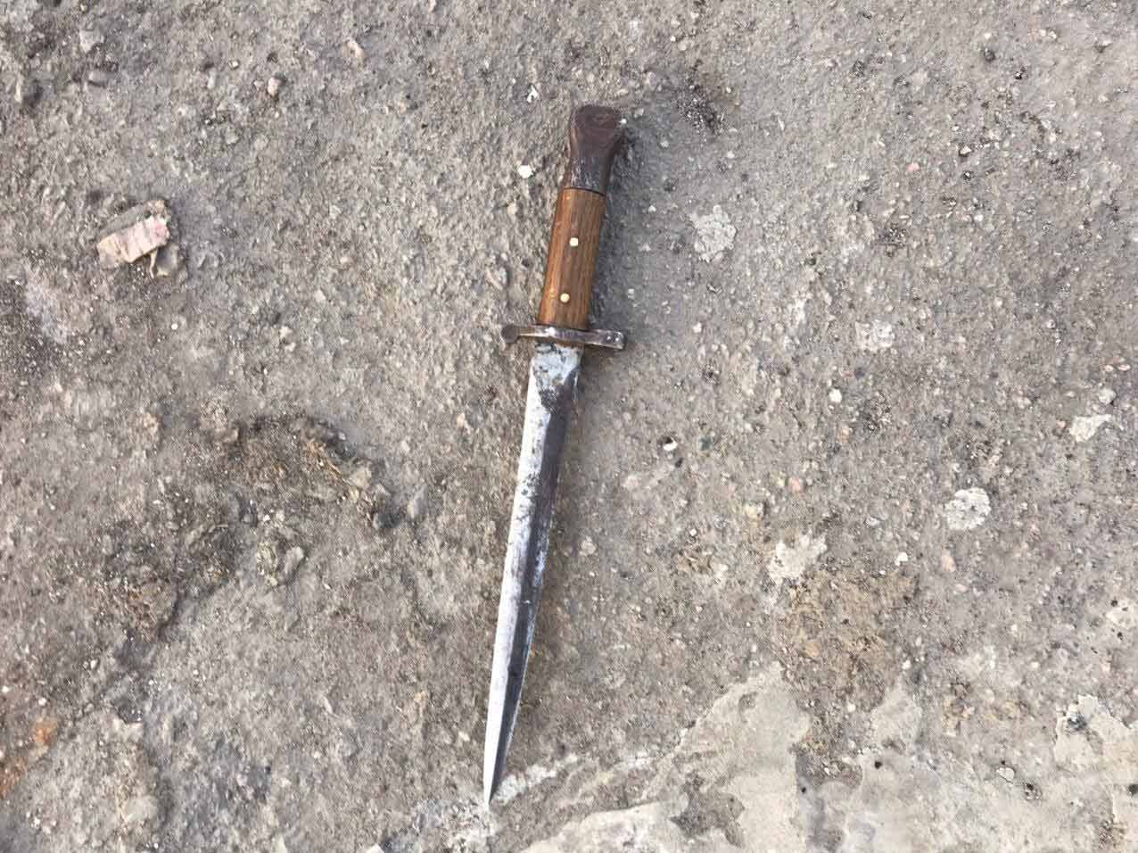 В Днепре полицейский спас женщину, на которую напал неизвестный с ножом
