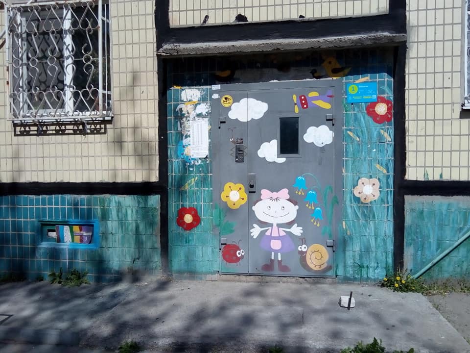Минутка позитива: в Днепре подъезды украсили яркими рисунками (ФОТО) - рис. 1