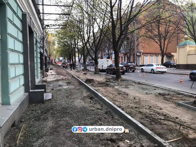 В центре Днепра обустраивают парковку, сужая тротуар