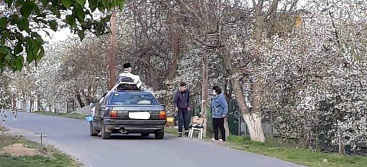 На Днепропетровщине священник святил паски с крыши автомобиля (ФОТО) - рис. 2