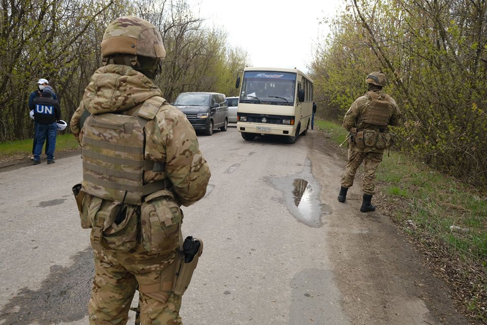 Начался очередной обмен удерживаемыми лицами между Украиной и "ДНР" - рис. 1