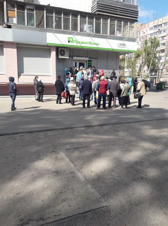 Стоят вплотную: в Днепре перед отделением Приватбанка выстроилась огромная очередь из пенсионеров (ФОТО) - рис. 1