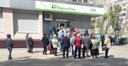 Стоят вплотную: в Днепре перед отделением Приватбанка выстроилась огромная очередь из пенсионеров (ФОТО) - рис. 20