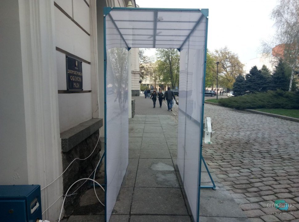 В Днепре возле облсовета установили дезинфицирующий тоннель