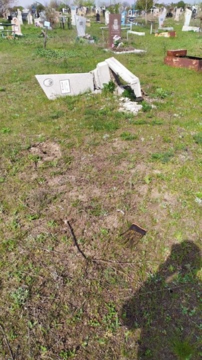 В Днепре вандалы изувечили на кладбище более двухсот могил - рис. 1