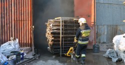 Горело 300 квадратов: в Днепре случился пожар на складе вторсырья (ФОТО, ВИДЕО) - рис. 17