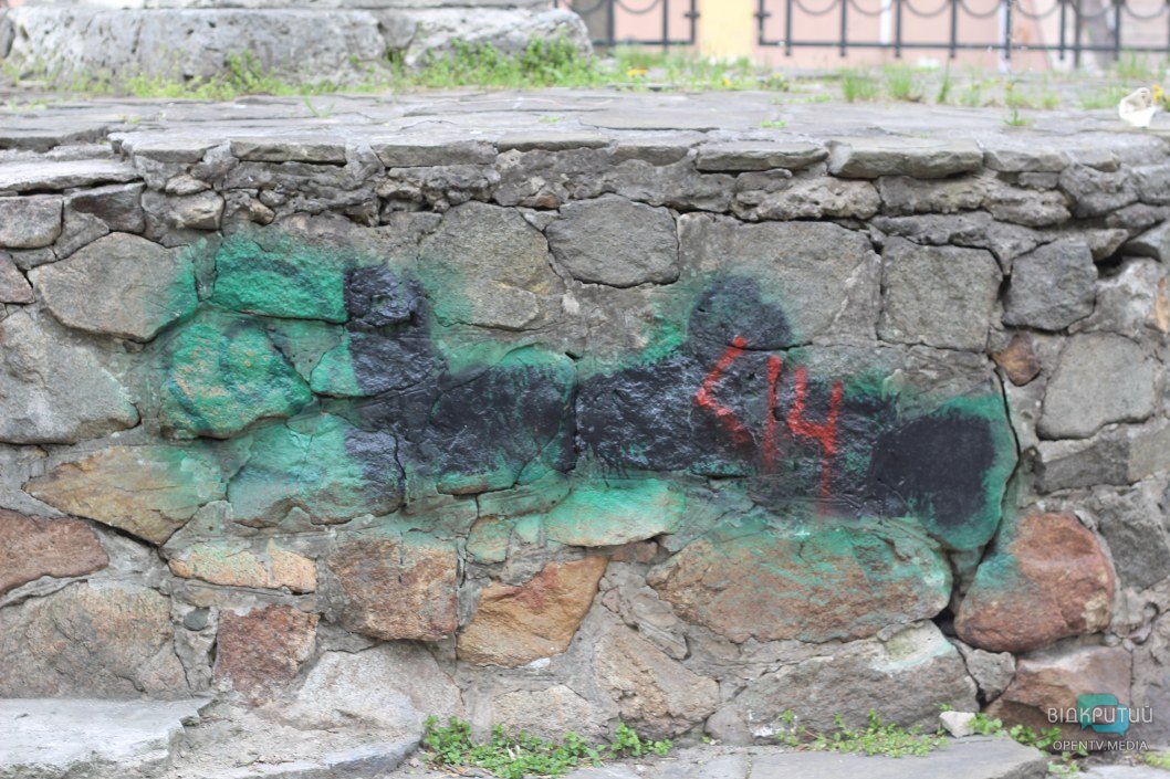 В Днепре на старейшем памятнике города изобразили портрет Степана Бандеры (ФОТО) - рис. 5