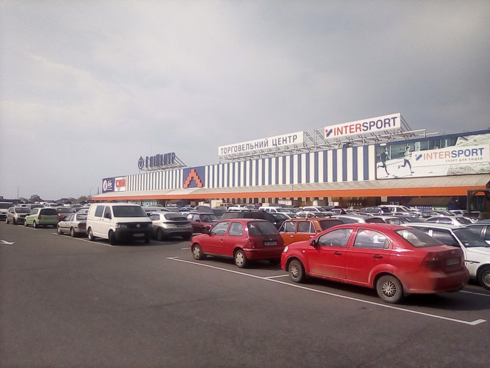 Эпицентр торговли: где в Днепре переполненные парковки и толпы народу (ФОТО) - рис. 5