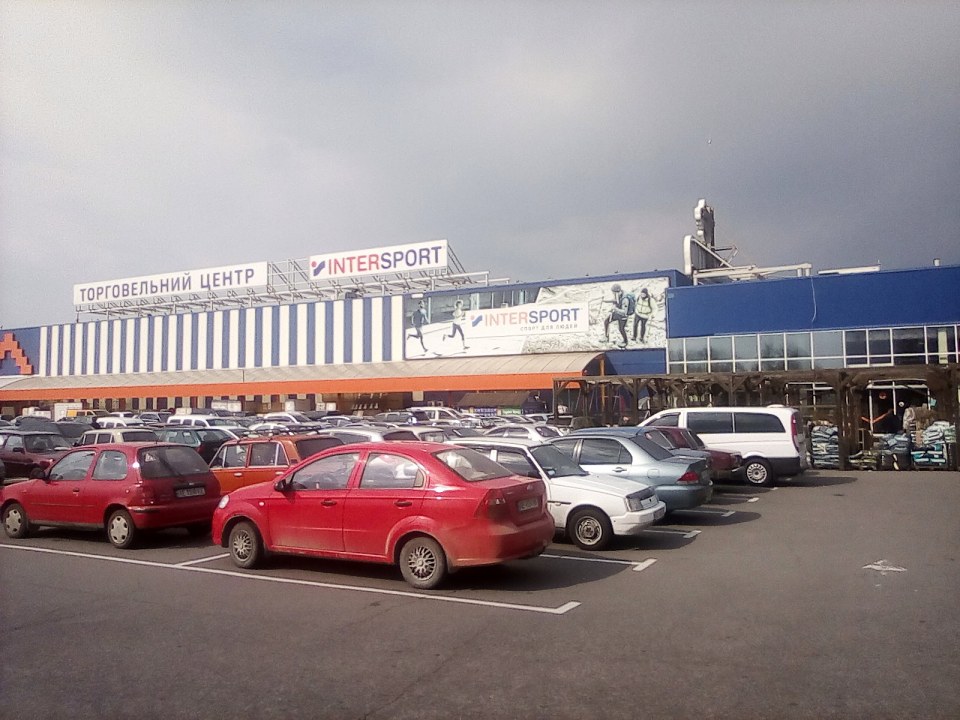 Эпицентр торговли: где в Днепре переполненные парковки и толпы народу (ФОТО) - рис. 6