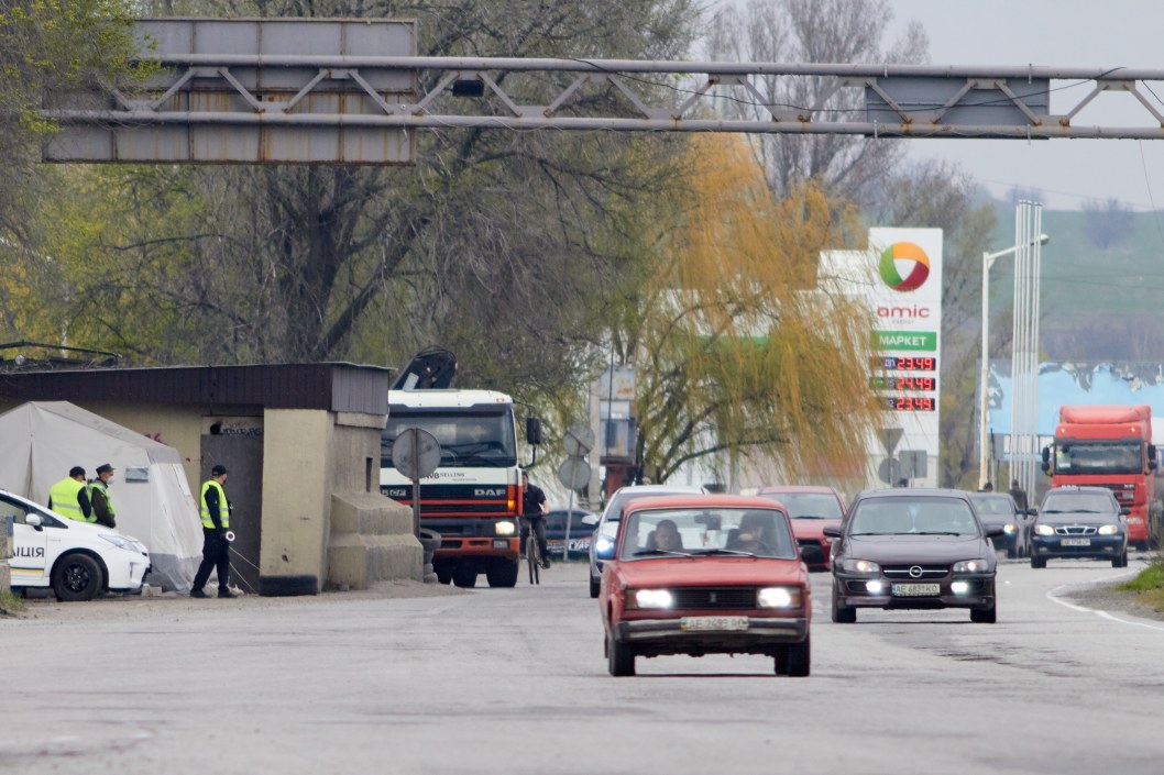 Заезжают все подряд: как охраняют въезд в Днепр со стороны Першотравенска (ФОТО) - рис. 8