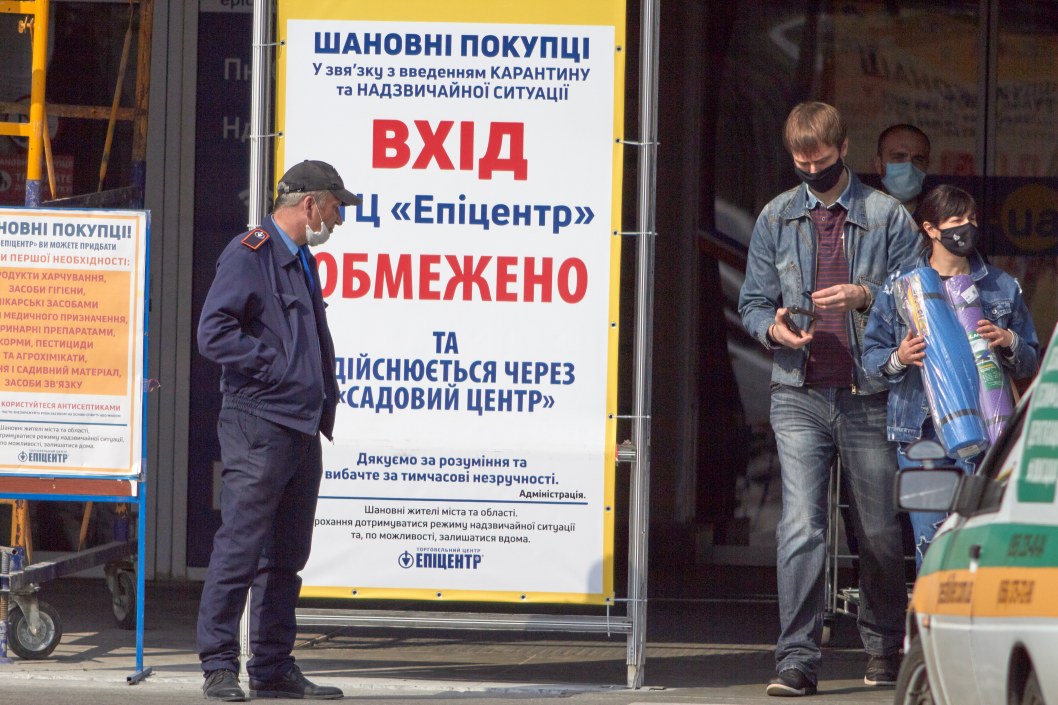 Эпицентр торговли: где в Днепре переполненные парковки и толпы народу (ФОТО) - рис. 4