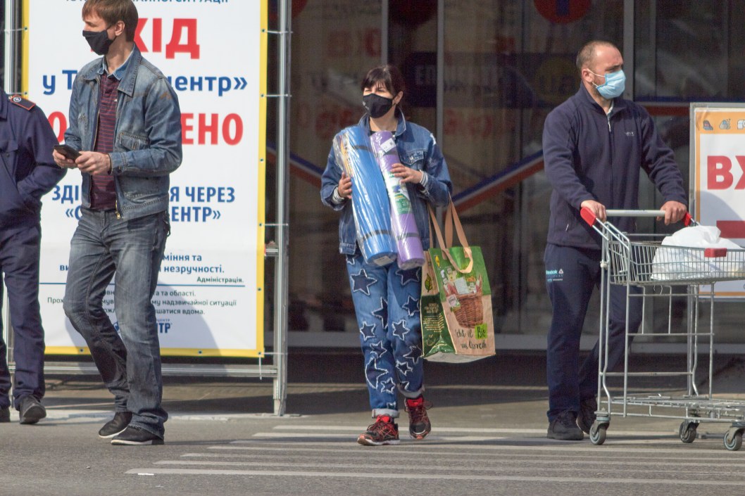 Эпицентр торговли: где в Днепре переполненные парковки и толпы народу (ФОТО) - рис. 3