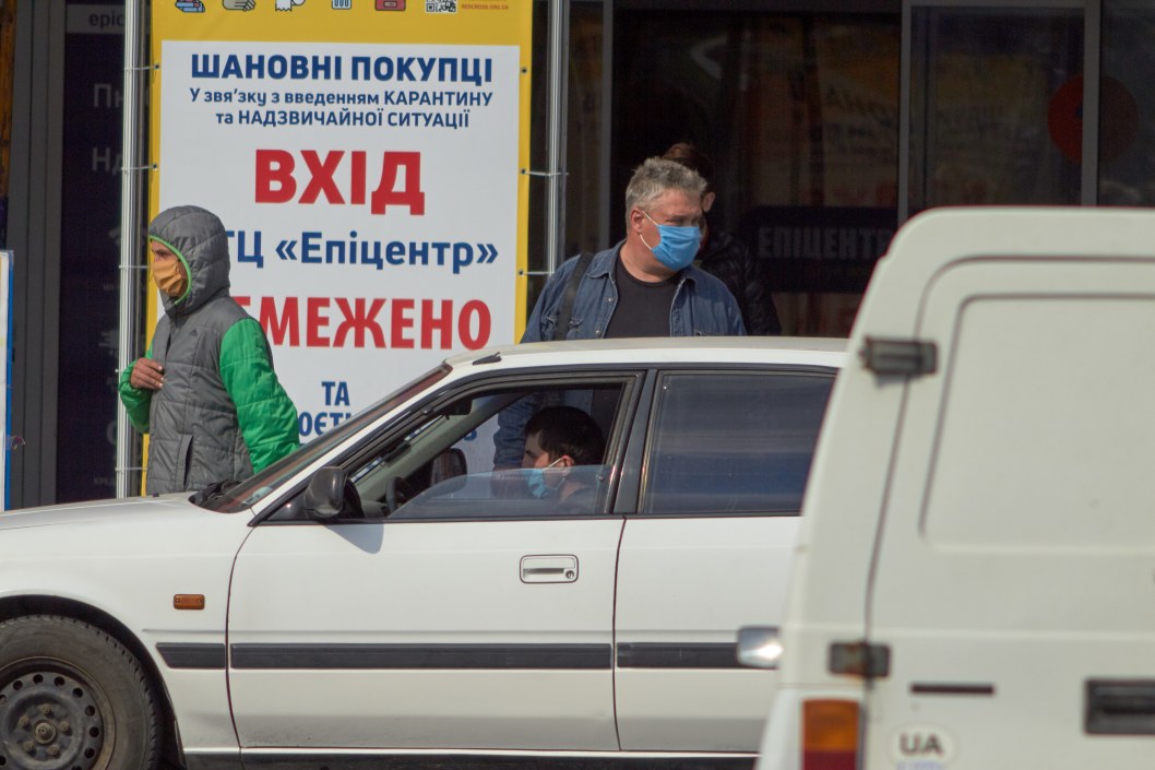 Эпицентр торговли: где в Днепре переполненные парковки и толпы народу (ФОТО) - рис. 1