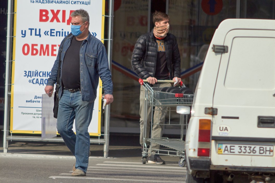 Эпицентр торговли: где в Днепре переполненные парковки и толпы народу (ФОТО) - рис. 2