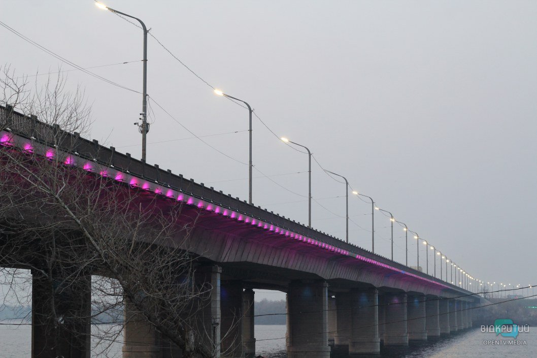 Как в вечернее время в Днепре "зажигают" Кайдакский мост (ФОТО) - рис. 1