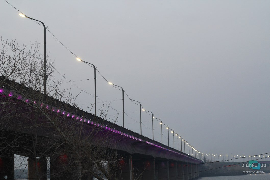 Как в вечернее время в Днепре "зажигают" Кайдакский мост (ФОТО) - рис. 6