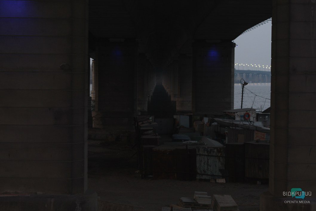 Как в вечернее время в Днепре "зажигают" Кайдакский мост (ФОТО) - рис. 4