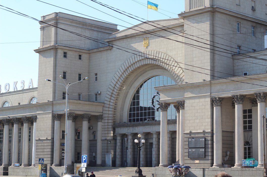 Город-призрак: как сейчас выглядит пустынный ж/д вокзал в Днепре (ФОТОРЕПОРТАЖ) - рис. 1