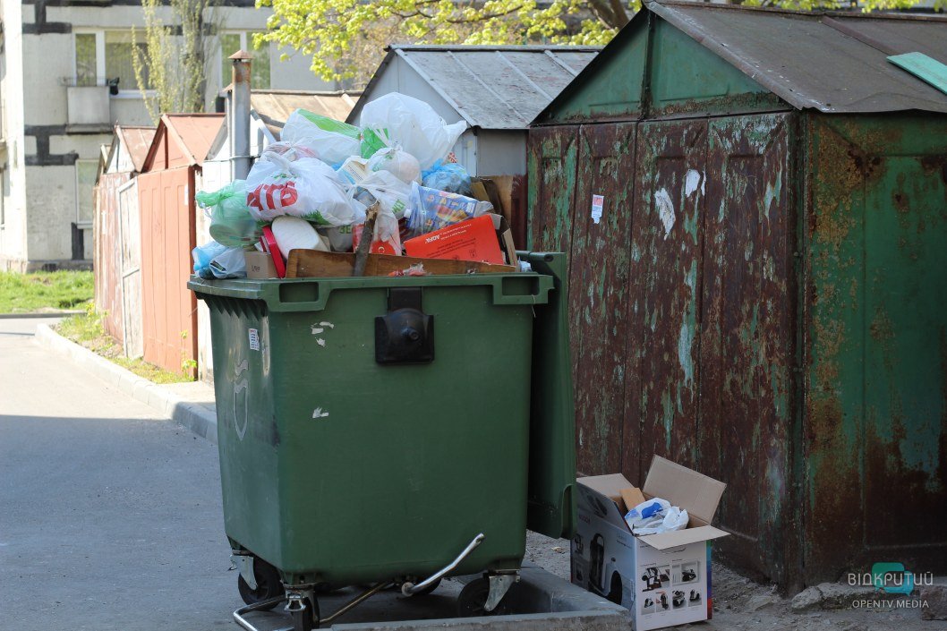 В Днепре на Красном Камне мусорные баки переполнены отходами (ФОТО) - рис. 6