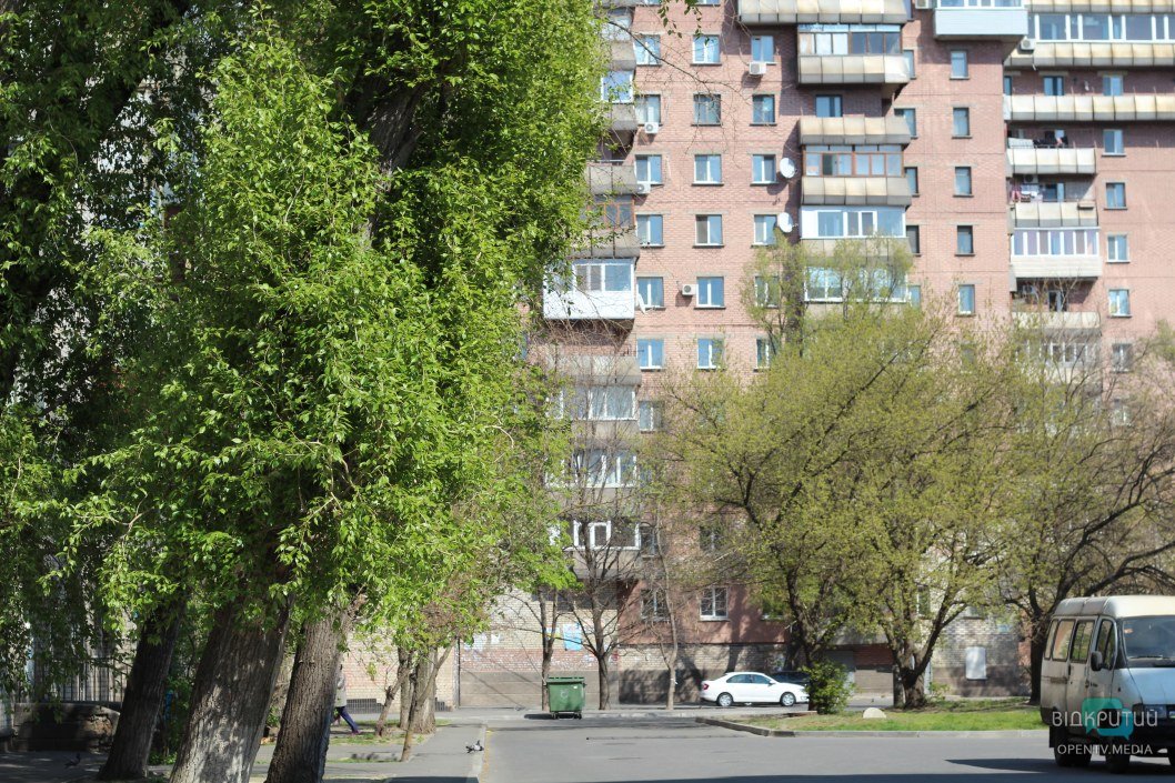 В Днепре на Красном Камне мусорные баки переполнены отходами (ФОТО) - рис. 8