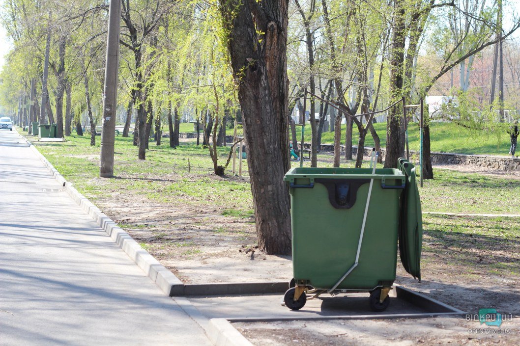 В Днепре на Красном Камне мусорные баки переполнены отходами (ФОТО) - рис. 7