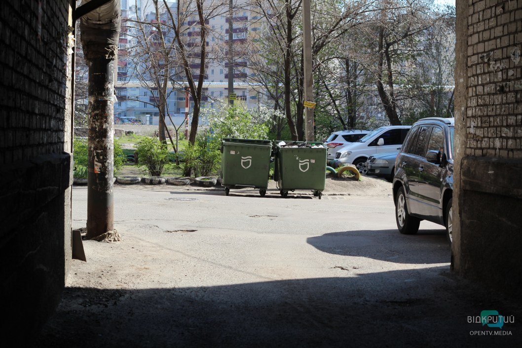 В Днепре на Красном Камне мусорные баки переполнены отходами (ФОТО) - рис. 2