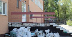 В Днепре возле входа в школу устроили склад унитазов (ФОТО) - рис. 3