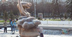 Зачем в Днепре возле Оперного огородили старейший фонтан города (ФОТО) - рис. 14