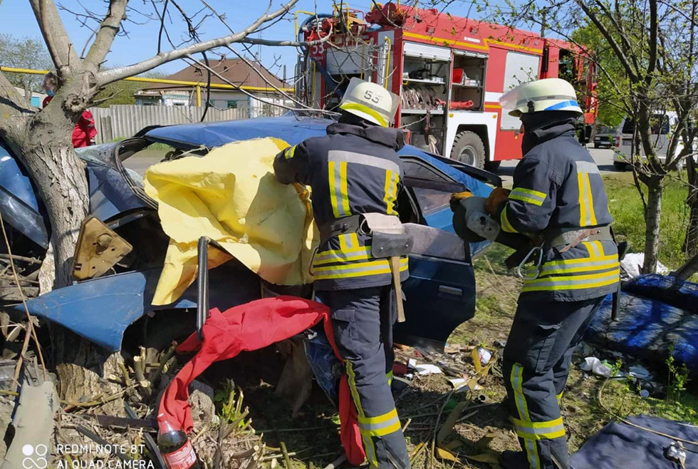 В Днепровском районе спасатели доставали водителя, на которого упало дерево - рис. 1