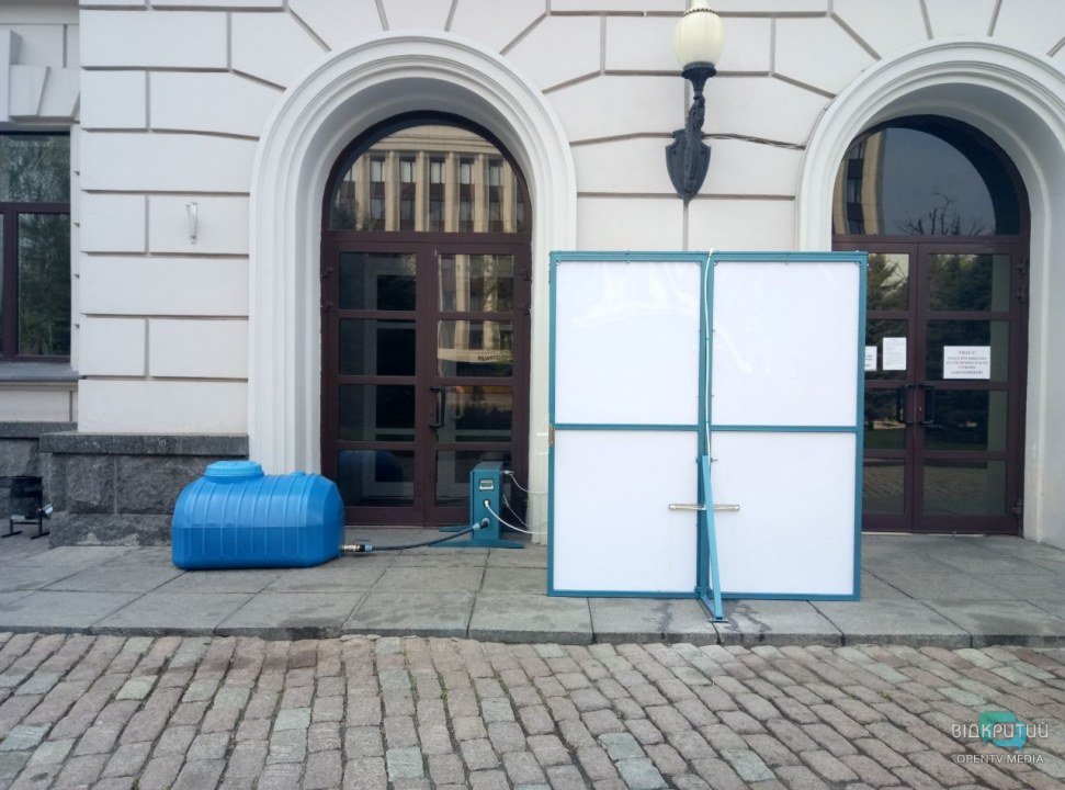 В Днепре возле облсовета установили дезинфицирующий тоннель