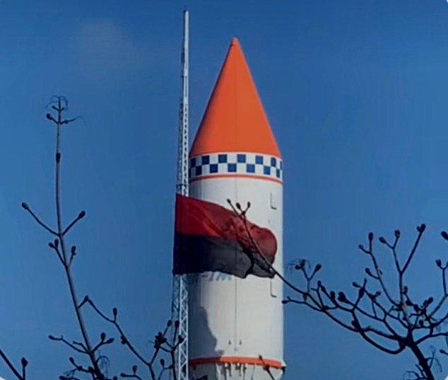 В парке ракет Днепра сняли красно-черный флаг ОУН: что с ним сделают - рис. 1
