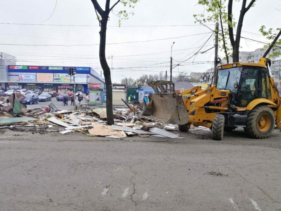 В Днепре на ж/м Тополь-2 массово снесли МАФы