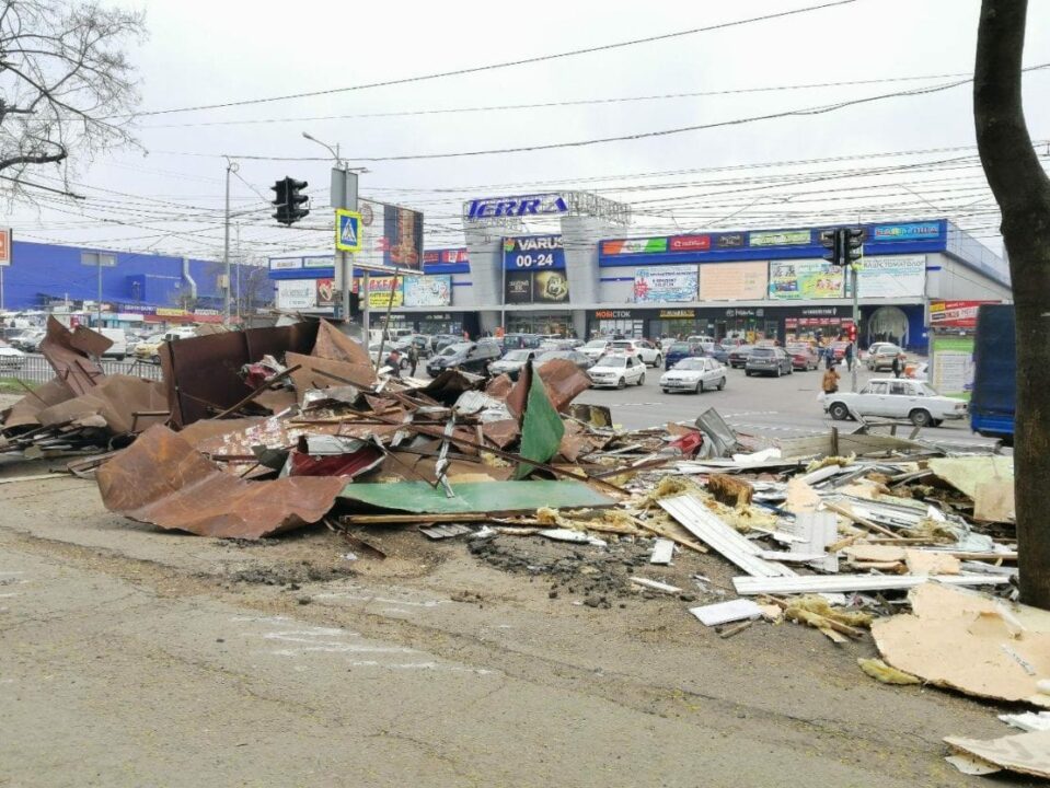 В Днепре на ж/м Тополь-2 массово снесли МАФы