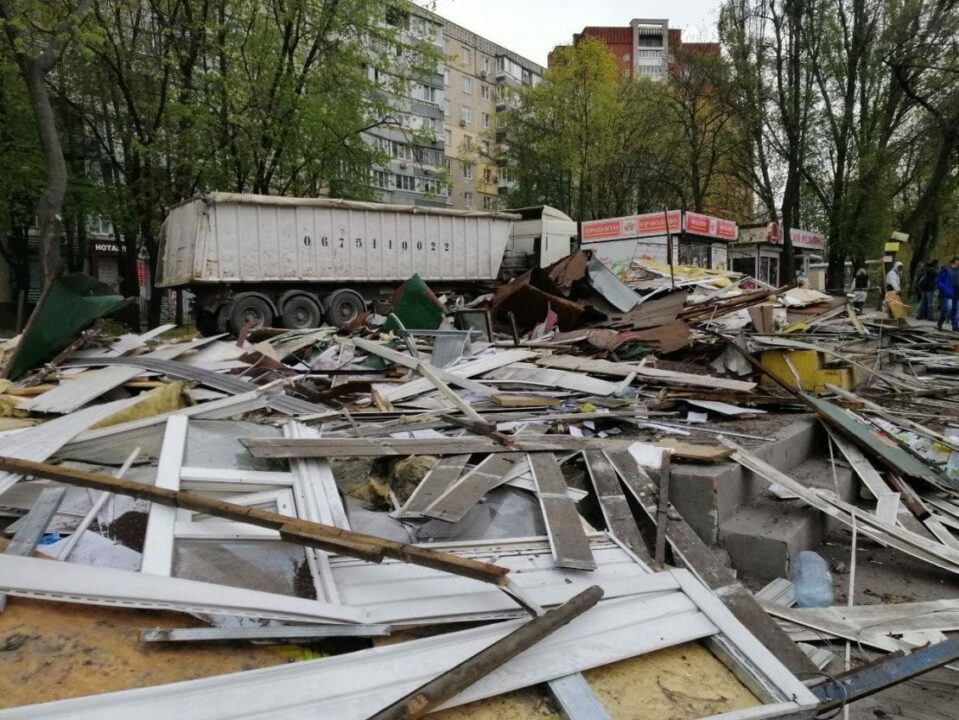 В Днепре на ж/м Тополь-2 массово снесли МАФы