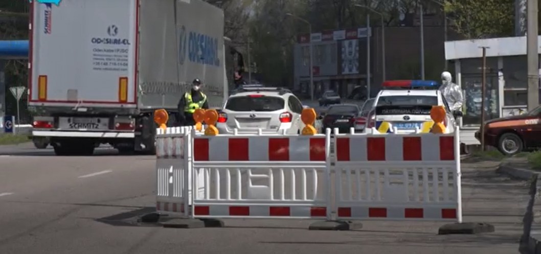Поток машин и КрАЗ с решеткой: что происходит на блокпосту на Слобожанском проспекте (ФОТО) - рис. 15