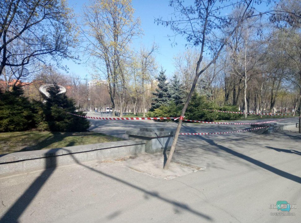 Входы в парк оградили сигнальными лентами