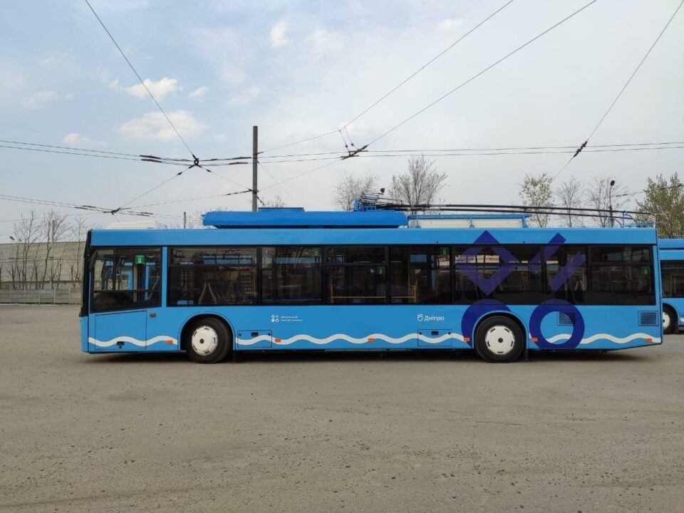 В Днепр привезли новые троллейбусы: внутри поместятся 100 человек (ФОТО) - рис. 1