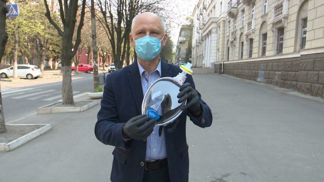 Днепровским медикам передадут защитные маски, сделанные из масок для дайвинга (ФОТО) - рис. 1