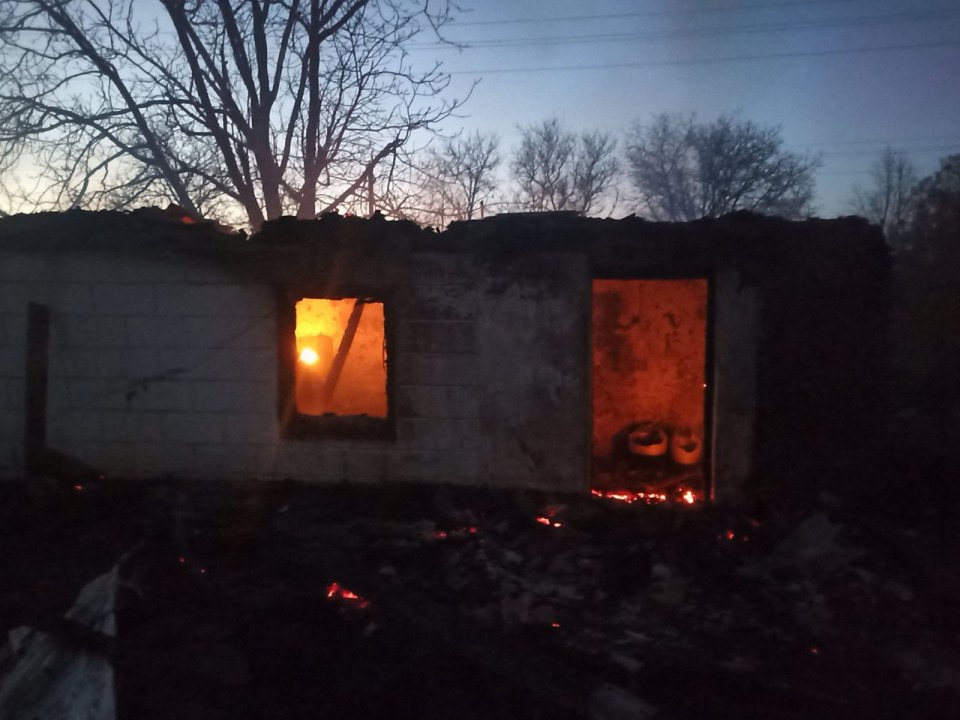 Сгорел до тла: под Днепром многодетная семья осталась без крыши над головой (ФОТО) - рис. 1
