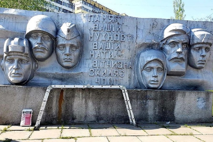 В Днепре на бульваре Славы обновили памятную стелу