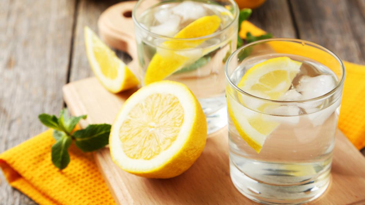 Польза воды с лимоном натощак — правда или миф | Відкритий