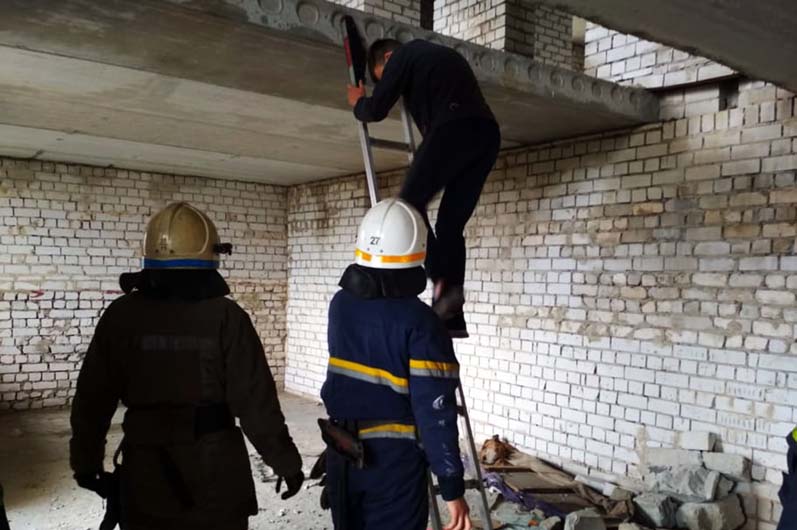 Подросток застрял на заброшенной высотке