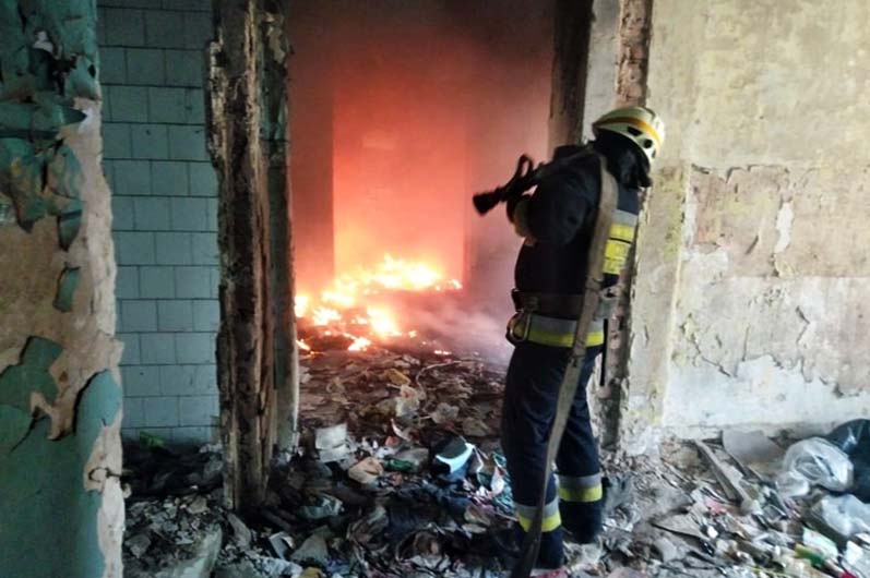В Днепре на Левом берегу горело заброшенное здание (ФОТО) - рис. 2