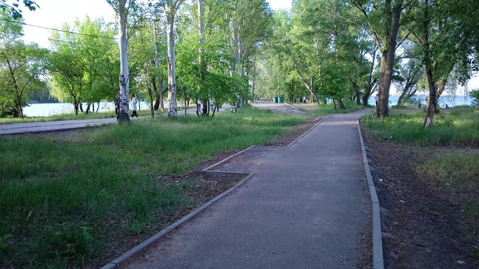 В Днепре на косе вандалы разломали лавочки и выбросили их в речку - рис. 3