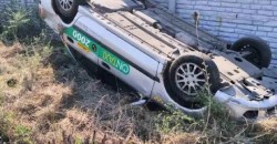 Видимо очень спешил: в Днепре на Широкой водитель на Mitsubishi вылетел с дороги и перевернулся - рис. 13