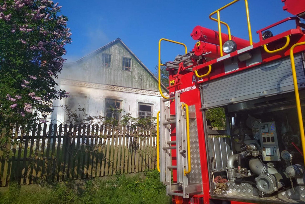 Под Днепром горел частный дом: огонь повредил домашнее имущество - рис. 1