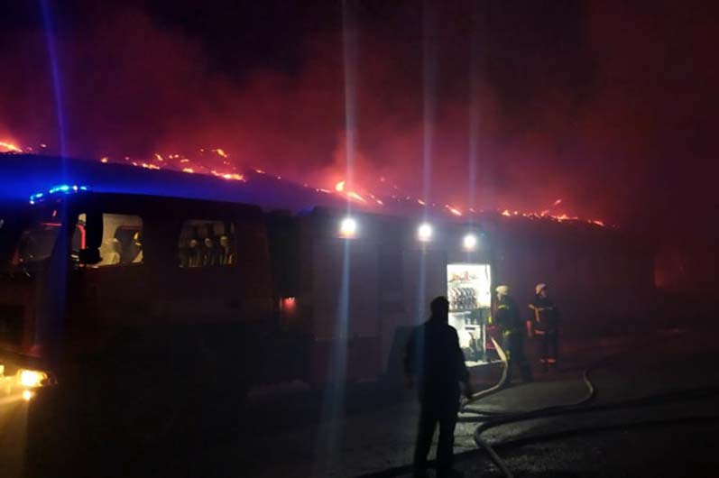 Под Днепром случился пожар на сельскохозяйственном предприятии (ФОТО)