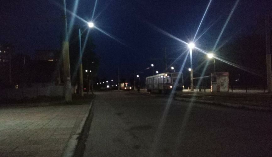 Получай, жестянка: под Днепром злой мужчина разбил окно трамвая (ФОТО) - рис. 1