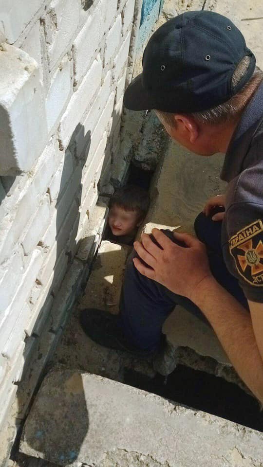 Под Днепром мальчик застрял головой в лестнице (ФОТО) - рис. 1